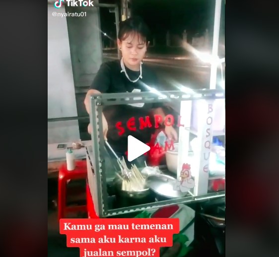 Viral Video Wanita Cantik Penjual Sempol Ayam bikin Gagal Fokus