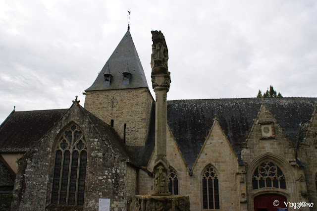 La Chiesa di Rochefort en Terre con il suo calvario