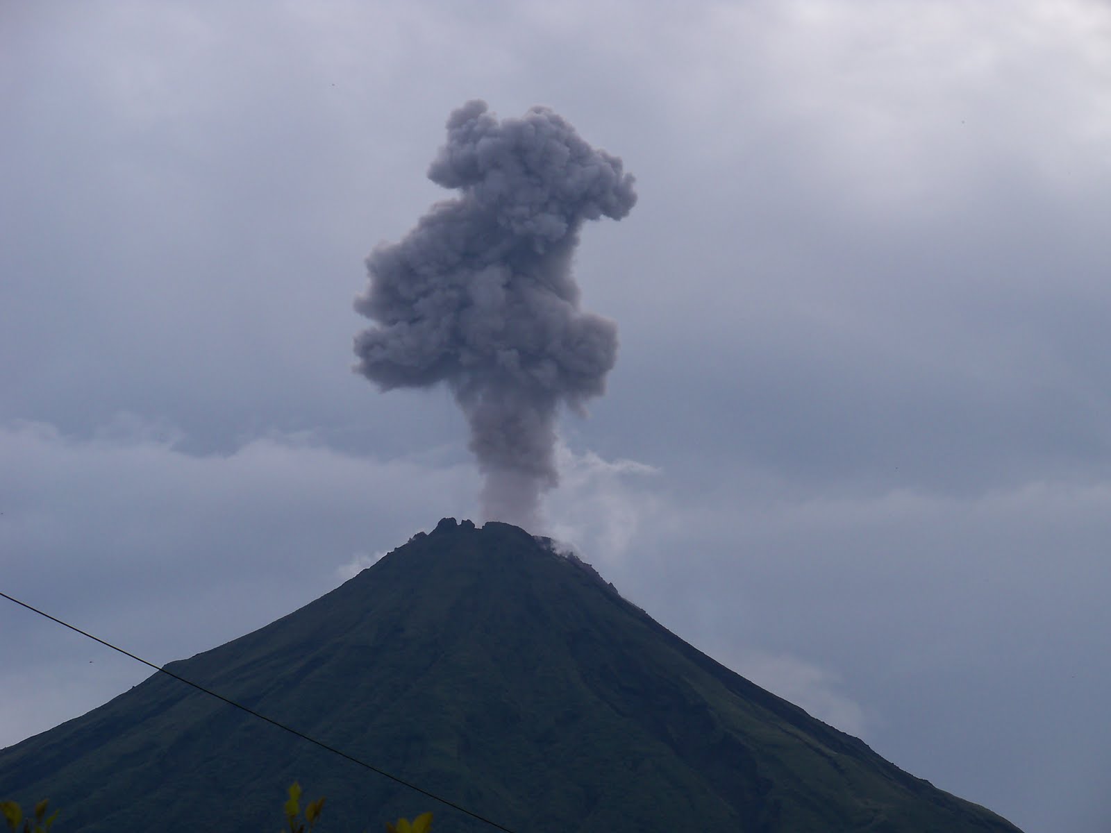 Вулканический пепел. Исландия. Вулканический смог. Вулканическая пыль. Вулкан пинатубо извержение в 1991.