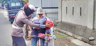 'Jumat Care'Polwan Satlantas Bone Tebar Kebahagian ke Tukang Becak dan Pemulung