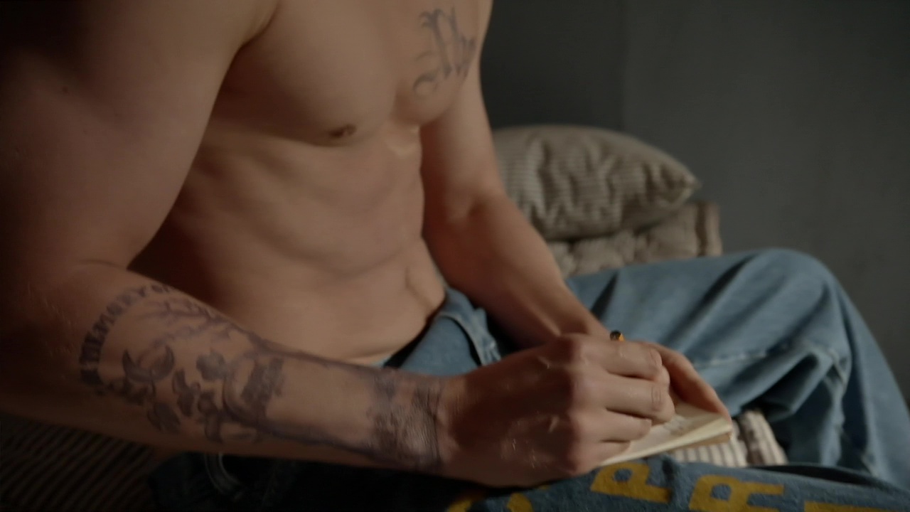 Charlie Hunnam nude in Sons Of Anarchy 4-01 "Out" .