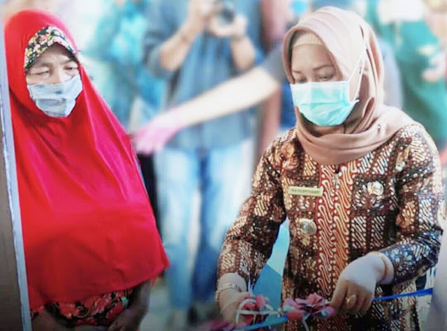 Mojokerto - Wali Kota Mojokerto Ika Puspitasari atau yang akrab disapa Ning Ita menyerahkan secara simbolis kunci rumah milik warga Lingkungan Balongrawe, Kelurahan Kedundung, Kecamatan Magersari, usai mendapatkan renovasi dari pemerintah daerah, Jumat (19/6/2020).  Romlah, pemilik rumah yang ambruk akibat diterjang angin kencang dan hujan deras satu bulan lalu, akhirnya bisa kembali menempati rumahnya usai diperbaiki oleh Pemerintah Kota Mojokerto.  Penyerahan kunci secara simbolis ini, dilakukan langsung oleh Wali Kota Ning Ita, usai menggelar acara paripurna peringatan Hari Jadi Kota Mojokerto ke-102 secara virtual, dengan disaksikan oleh Pelaksana Tugas (Plt) Kepala Dinas Sosial Kota Mojokerto Heru Setyadi, camat dan lurah.  Rumah berukuran 4x6 yang dulunya terbuat dari bambu, telah direnovasi menjadi bangunan dengan material kuat dan kokoh. Wali Kota Ning Ita pun berharap, dengan direnovasinya rumah tersebut, Romlah bersama keluarga bisa mendapatkan kenyamanan selama tinggal disana.  Seperti yang diketahui sebelumnya, rumah Romlah (52) warga Lingkungan Balongrawe, Kelurahan Kedundung, Kecamatan Magersari, Kota Mojokerto mendadak ambruk usai diguyur hujan deras dan angin kencang yang berlangsung cukup lama pada Senin (11/5/2020) dini hari.   Diduga, rumah semi permanen yang terbuat dari bambu tersebut, telah lapuk dimakan usia. Warga yang mengetahui hal tersebut, kemudian bergotong -royong mengevakuasi pemilik rumah untuk di bawah ke Rumah Aman milik Dinas Sosial Kota Mojokerto.(Jayak)