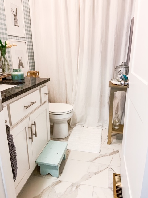 black and white bathroom decor