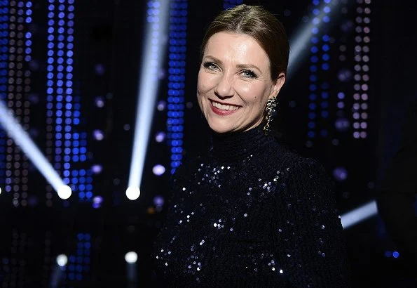 Princess Martha Louise presented an award to Birgit Røkkum Skarstein. The Princess wore a blue sequin dress and gold diamond earrings