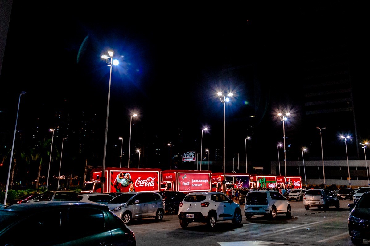 Caminhão Baú Em Miniatura Coca Cola Caravana De Natal em Promoção na  Americanas