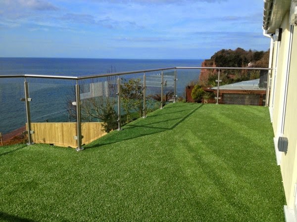 Artificial grass for a balcony, terrace or garden &#8211; great examples!
