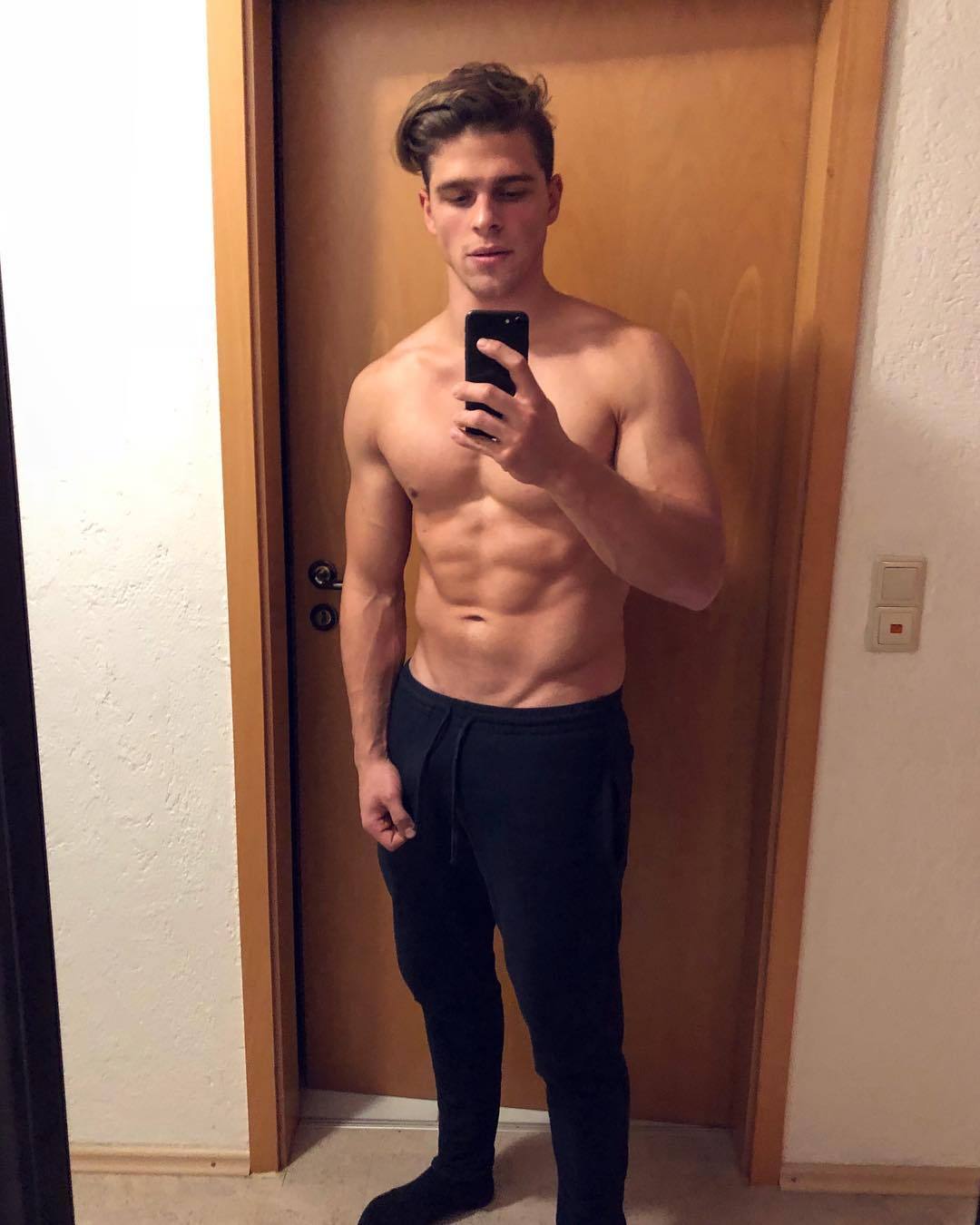 hot-shirtless-young-gay-guys-fabian-froehlich-fit-body-grindr-selfie