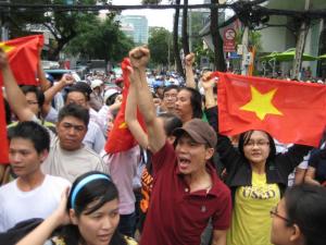 Đoan Trang tường trình về việc đi biểu tình hôm qua 5/8*