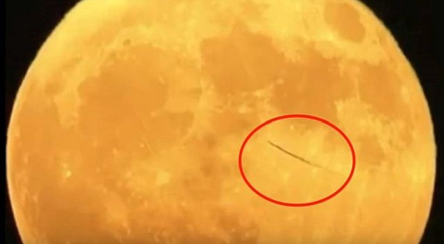 UFO News ~ Serpent-like object spotted flying in front of Harvest Moon plus MORE Space%2Bserpent%2Bzeroid%2Bspace%2Bmoon