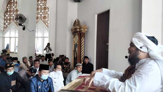 Ustaz Deri Sulaiman Berikan Tausiyah di Masjid Terapung Painan