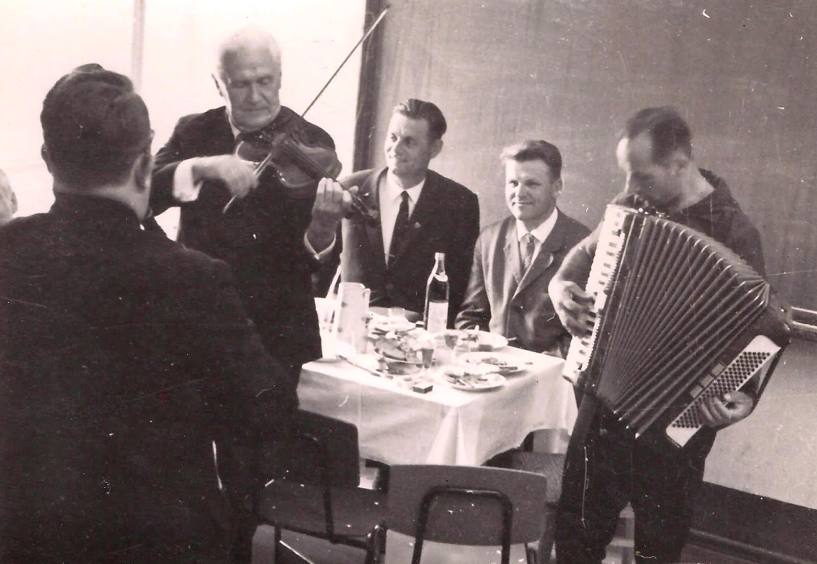 Valles estrādes orķestris muzicē kādā sarīkojumā . 1960-tie gadi