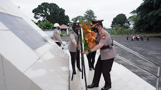 Hari Bhayangkara ke-75, Polda Sulsel Gelar Upacara Ziarah di TMP Panaikang kota Makassar