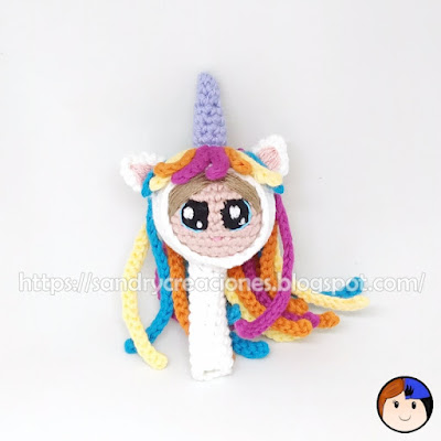 Decora lápices niña unicornio delante