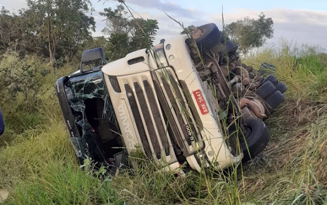 Caminhoneiro morre durante acidente em Uberlândia