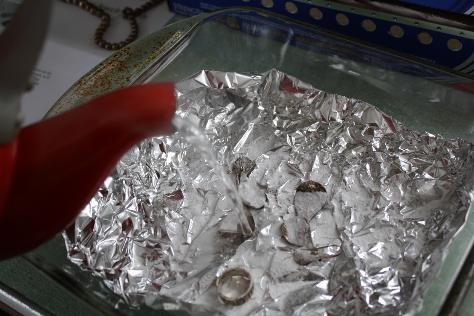 Почистить серебро в домашних сода фольга. Для очистки серебра. Чистка серебра фольгой. Сода с фольгой для серебра. Чистка серебра содой и фольгой.