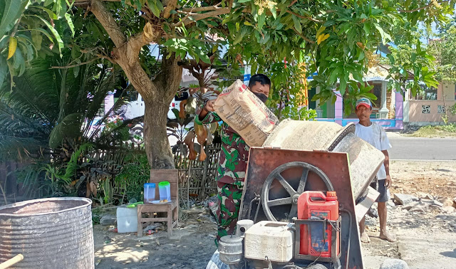 Selalu Ada Bersama Rakyat Babinsa Bantu Renovasi Rumah Warga di Wilayah Binaan Selalu Ada Bersama Rakyat Babinsa Bantu Renovasi Rumah Warga di Wilayah Binaan