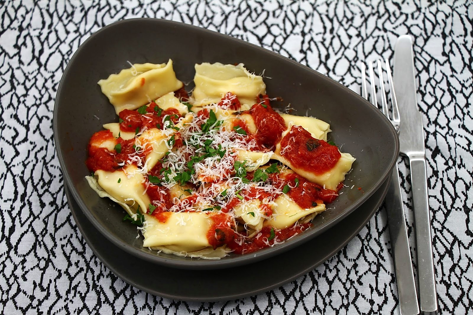 epätrendikäs ruokablogi: Pasta agnolotti al prosciutto e ricotta ja  salvia-tomaattikastike
