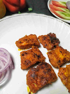 Serving fish fry pieces in a plate