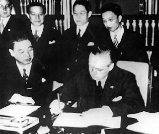 Japonya Berlin Büyükelçisi Kintomo Mushanokōji ve Almanya Dışişleri Bakanı Joachim von Ribbentrop Anti-Komintern Paktı'nı imzalarken
