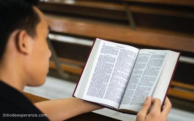 Joven cristiano leyendo Biblia