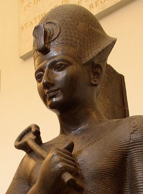 Рамсес II в короне «хепреш». Диорит. 13 в. до н.э. 7 в. до н.э. Турин, Египетский музей