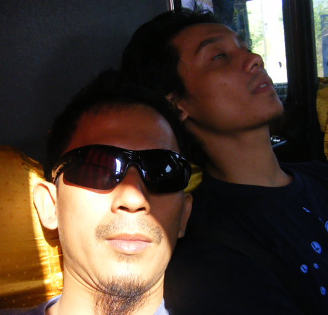 Lelah tertidur di dalam bis - Tabloid Seniman Langit