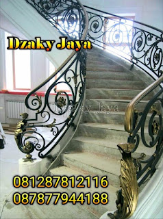 Railing Tangga Besi Klasik Contoh railing tangga besi model modern klasik untuk rumah mewah.