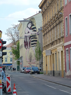 Mural: "Das Paar" - jeder Mauervorsprung wird genutzt - Wien