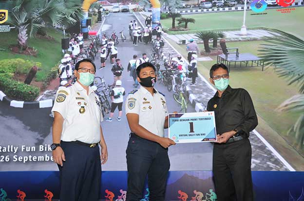 Irwan Prayitno serahkan hadiah bagi tim pemenang Virtual Rally Fun Bike