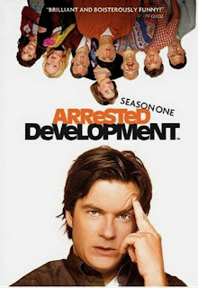 9- Arrested Development: Dizinin konusu batan bir şirket, herşeyini kaybetmiş varlıklı bir aile ve o aileyi bir arada tutmaya çalışan oğulları Michael ile arasında geçen olaylardan oluşuyor. Dizi özellikle karakter ve çeşitlilik bakımından çok zengin öğeler barındırıyor. Hikaye anlatımı ve espriler diğer komedi dizilerine göre çok sıradışı ve absürd.