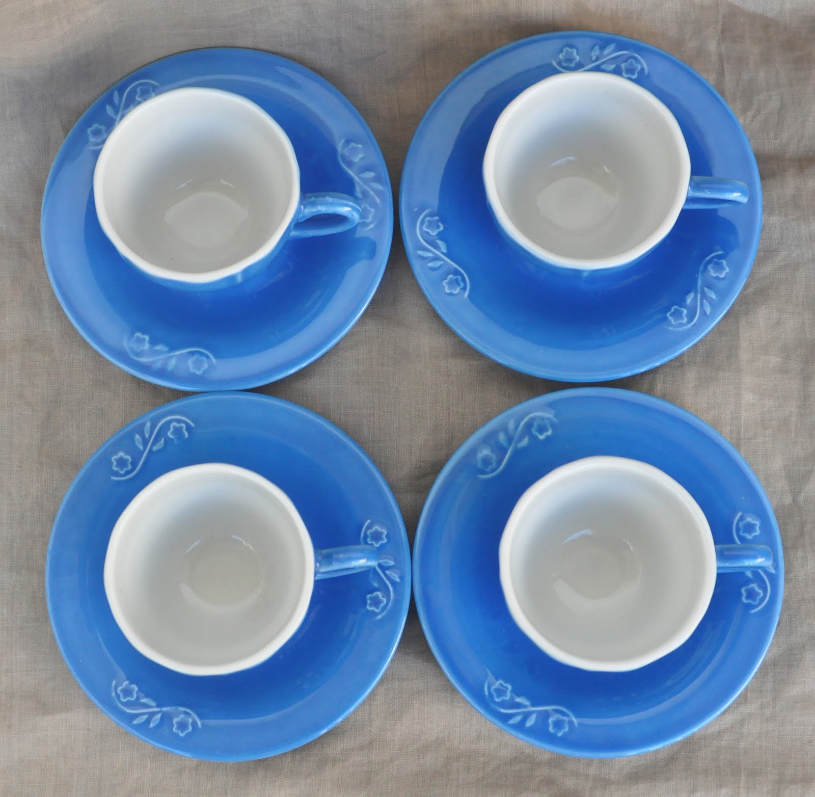 Italian espresso coffee cups with saucers by Saturnia