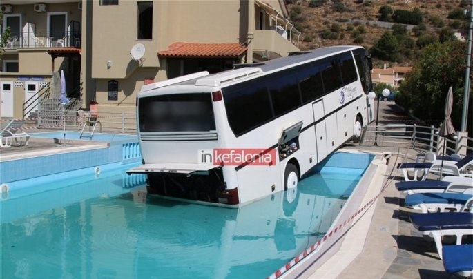 Κεφαλονιά: Λεωφορείο έκανε βουτιά σε πισίνα ξενοδοχείου στα Τραυλιάτα