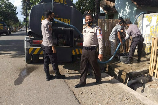 Polsek Dompu salurkan air bersih bagi warga Polsek Dompu salurkan air bersih bagi warga