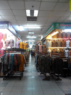 Berbagai toko batik yang ada di Thamrin City (dokumen pribadi)