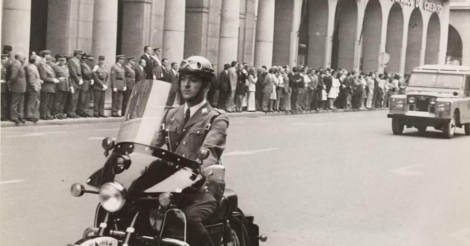 Una Historia De La Policía Nacional En Un Desfile En
