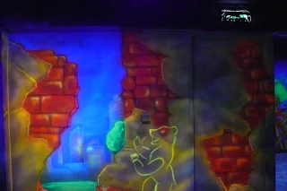 Malowanie graffiti na ścianie w klubie, mural ścienny świecący w ciemności, black light mural, hromadefth 3D
