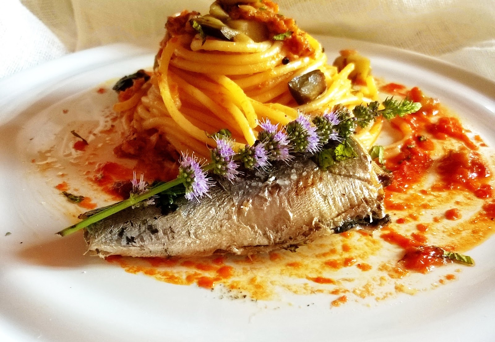 Spaghetti con le sarde melanzana pomodoro e menta fresca Ricetta