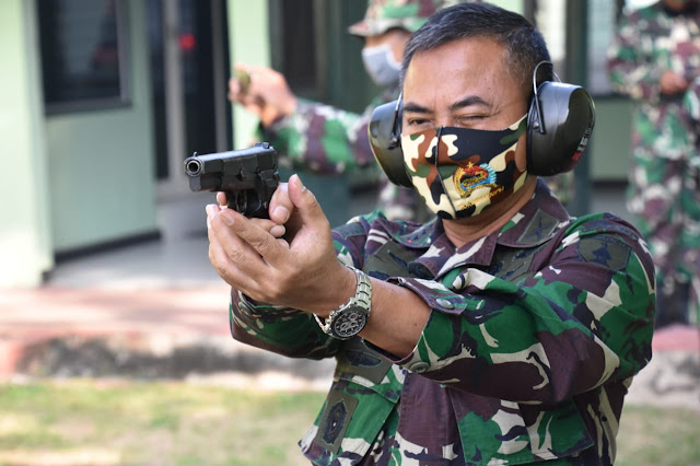 Mojokerto - Danrem 082/CPYJ Kolonel Inf M.Dariyanto mengungkapkan kemampuan dan ketrampilan menembak menjadi kemampuan dasar yang harus dimiliki oleh setiap prajurit TNI. Hal itu disampaikan Danrem pada saat Latihan Menembak Triwulan II Tahun 2020 di lapangan Tembak Yonif Para Raider 503/MK Mojosari , Kamis (23/07/2020 ).          Kegiatan ini dilaksanakan oleh seluruh personel Korem 082/CPYJ  termasuk Danrem 082/CPYJ dengan menggunakan senjata organik Senjata Serbu I ( SS I) buatan PT Pindad.       Dalam pelaksanaan  menembak ini terlebih dahulu melaksanakan latihan menembak koreksi pada jarak 25 meter yang bertujuan agar personel mengetahui dan bisa merasakan karakter senjata masing–masing ketika menembak.  Latihan menembak ini, ujar Danrem, dilaksanakan secara bertahap, bertingkat dan berlanjut dimaksudkan agar tujuan dari latihan tersebut mampu tercapai dengan maksimal.  Di samping itu, tujuan dari latihan ini adalah agar prajurit lebih mahir dalam menembak senjata ringan dengan mengasah terus kemampuannya dalam menembak. Pasalnya, kemampuan menembak merupakan salah satu kemampuan yang harus dikuasai seorang prajurit dalam melaksanakan tugas pertempuran.  Kegiatan ini diawali dengan pengecekan personel dan pemberian arahan oleh komandan latihan tentang mekanisme dan prosedur selama kegiatan berlangsung. Kemudian memberikan penekanan agar prajurit melaksanakan latihan dengan baik dan serius sehingga hasil latihan ini maksimal untuk dijadikan bekal tugas-tugas yang akan datang.    Danrem juga mengingatkan untuk menjaga faktor keamanan selama kegiatan berlangsung.        Adapun materi dalam kegiatan ini tembakan pertama atau percobaan 3 butir munisi dengan sikap tiarap dan tersandar dan tembakan kedua dengan sikap tiarap tidak tersandar 10 butir. (jayak)