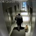 Homem entra no elevador, sobe, e seu cão fica preso pela guia, do lado de fora