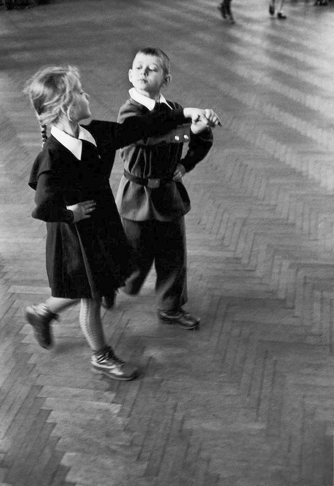 Плясать перед. Танцы в Советской школе. Медленный танец СССР. Дети советские танцуют. Учитель танцев в Советской школе.