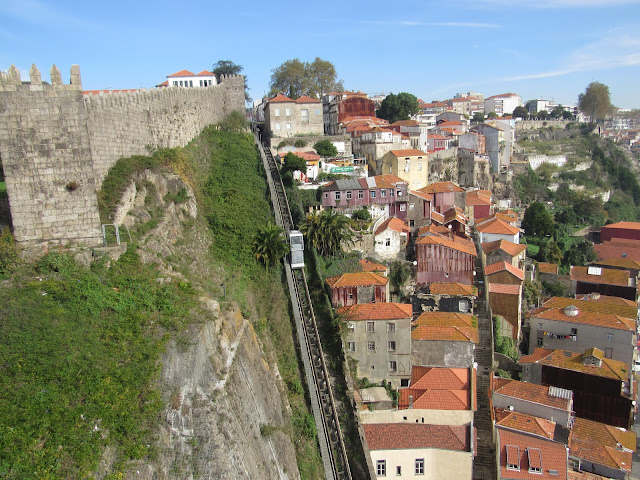 A Muralha Fernandina, o Funicular dos Guindais e os Telhados do Porto Ponte de D. Luís I - que ver em Porto, Portugal.