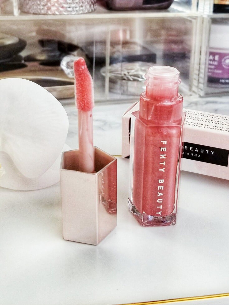 Luminosité universelle pour les lèvres Fenty Beauty Gloss Bomb dans Fussy | Est-ce que ça fait hype? Emballage Luminosité universelle pour les lèvres Fenty Beauty Gloss Bomb dans Fussy | Est-ce que ça fait hype? Emballage