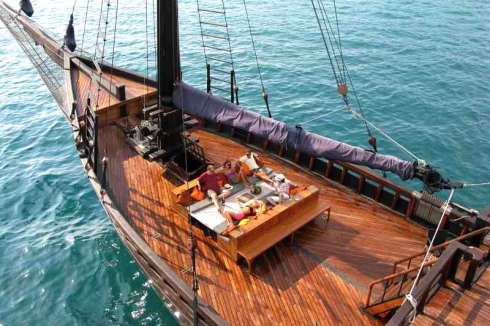 Liveaboard using Phinisi