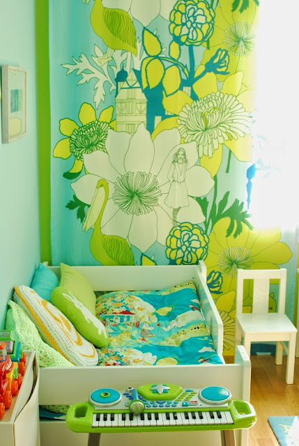 Värikäs lastenhuone - Marimekon Satumaa-verhokangas ja Unipuu-sänky