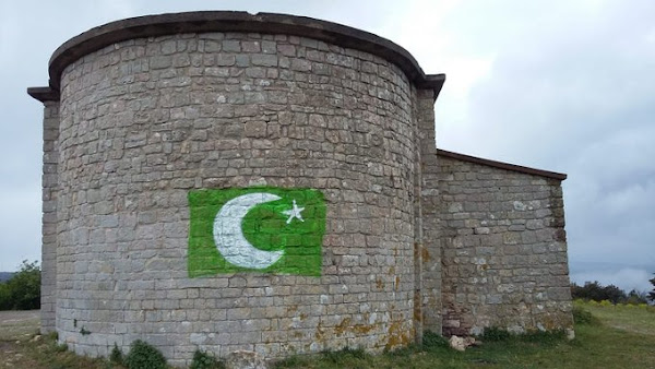 Brisons la loi du silence : Dans l'Hérault (34) une chapelle du XIe siècle taguée, le graffiti rappelle le drapeau du Pakistan