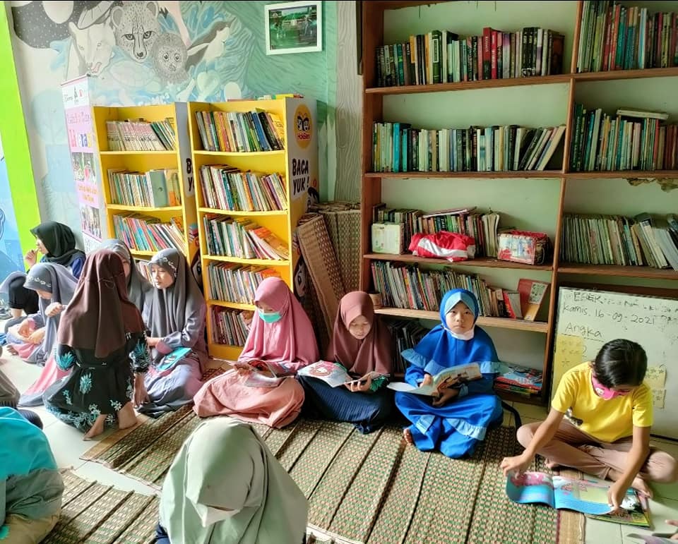 Taman Bacaan TBM LENTERA PUSTAKA: Senja di Taman Baca, Geliat Anak-anak