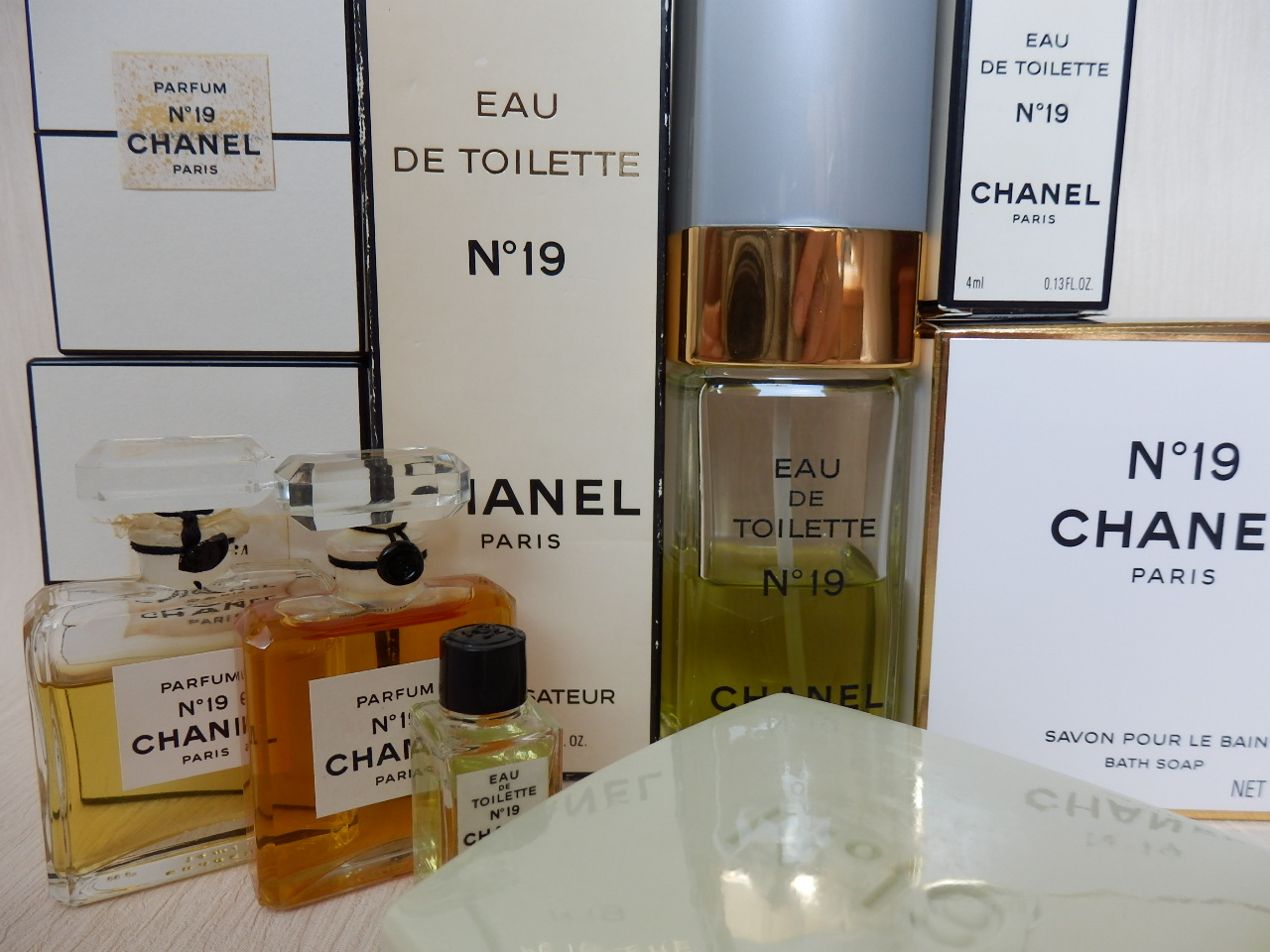 Шанель отличить. Chanel 19. Chanel 19, Chanel EDC 59 ml. Шанель 19 духи 1995 год. Шанель 19 духи пирамида.