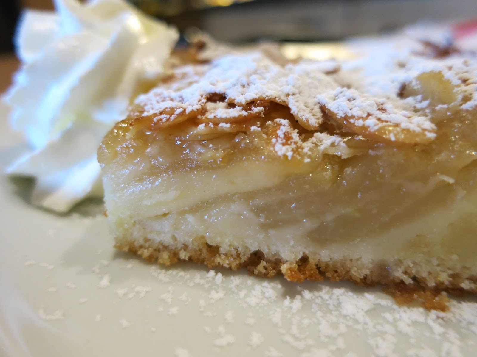 Saftiger Apfelkuchen vom Blech mit Mandelguss