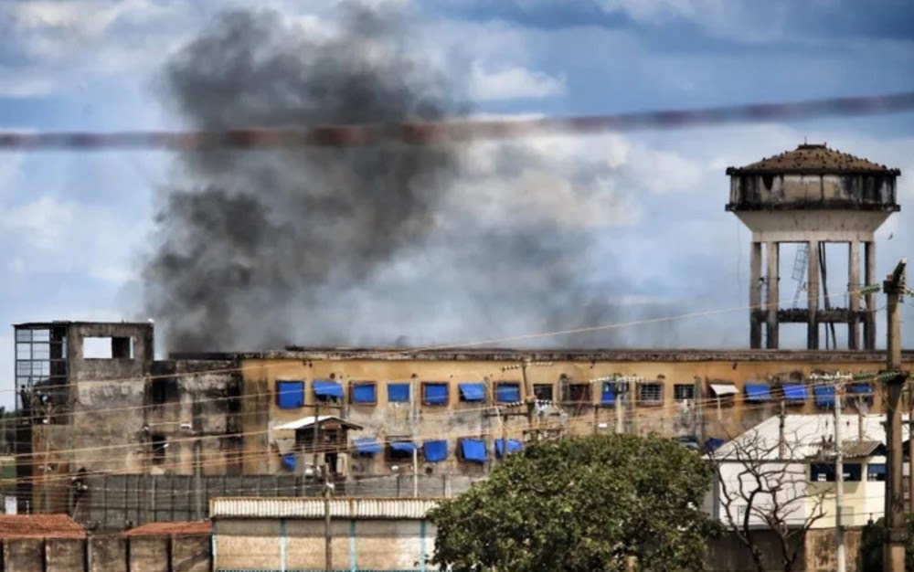 Vídeos Presos fazem rebelião no Complexo Prisional de Aparecida de Goiânia e transmitem em live Vídeos Presos fazem rebelião no Complexo Prisional de Aparecida de Goiânia e transmitem em live