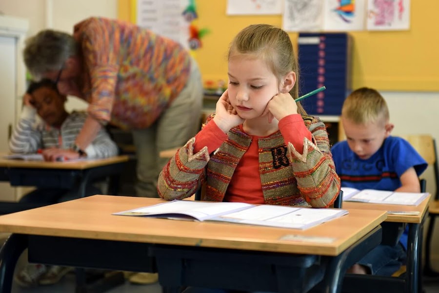 niña estudiando